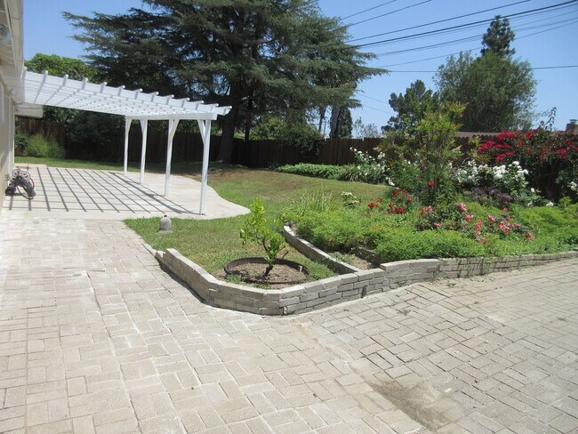 Building Photo - Beautiful Porter Ranch 3 Bedroom home on B...
