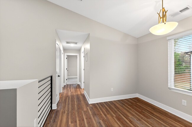 Building Photo - Modern 3BR Townhome in Millbank Village!