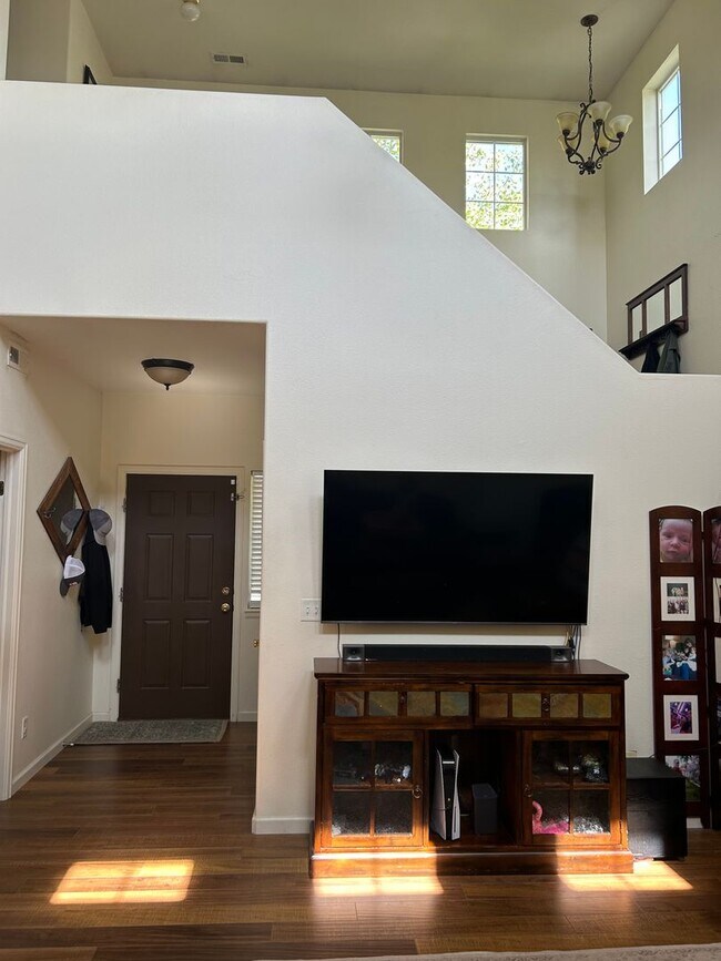 Building Photo - Welcome to your new home!  3 beds, 2.5 bat...