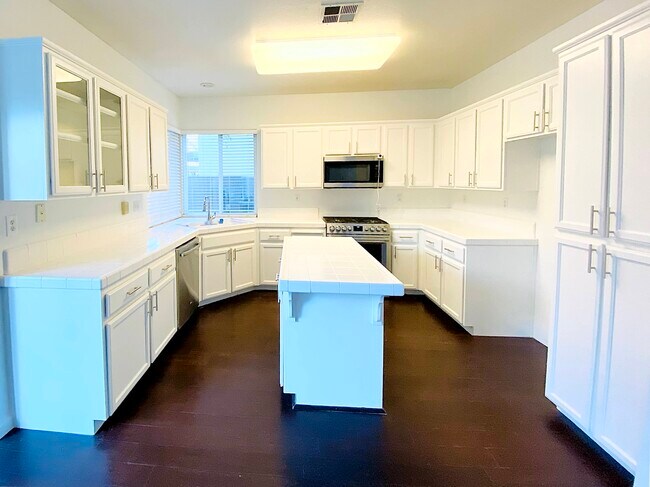 Building Photo - 67 Primrose Ct