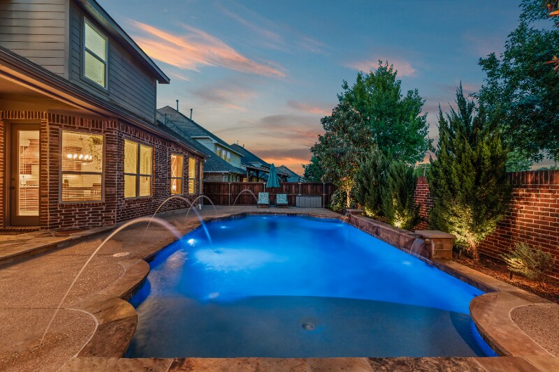 Building Photo - 2812 Waverley Dr