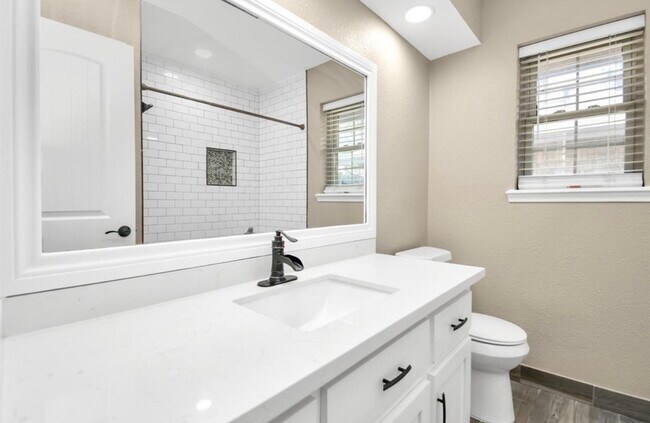 Building Photo - 701 Regency Dr