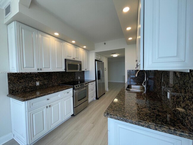 Building Photo - 20281 E Country Club Dr