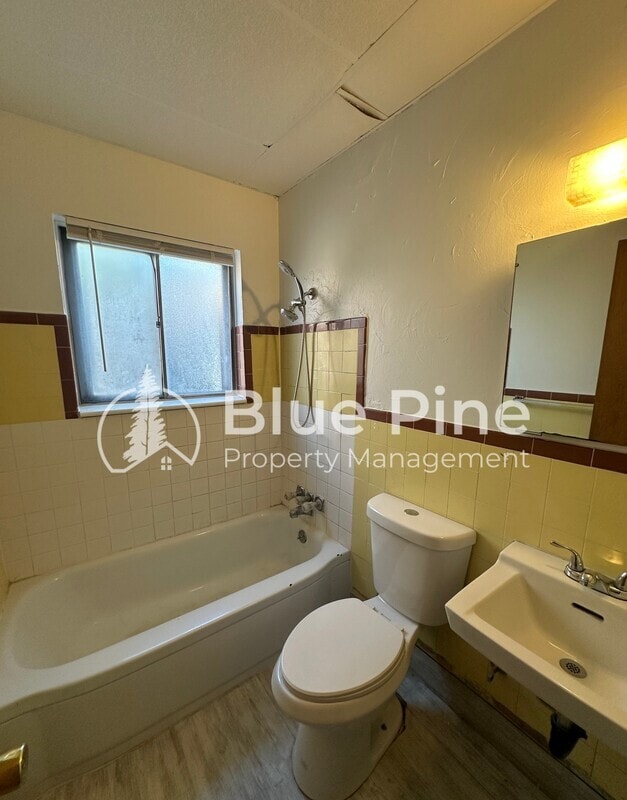 Building Photo - 360 S Ridge Ave