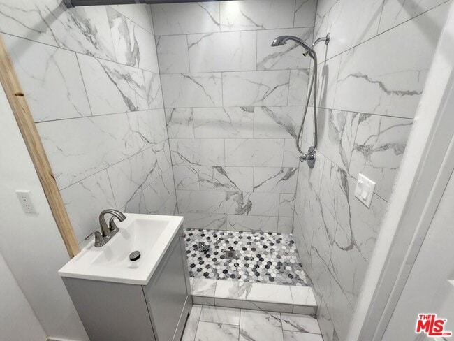 Building Photo - 11665 Babbitt Ave