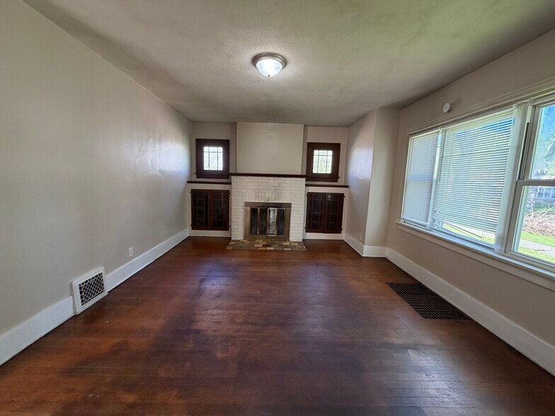 Building Photo - 1106 Roosevelt St