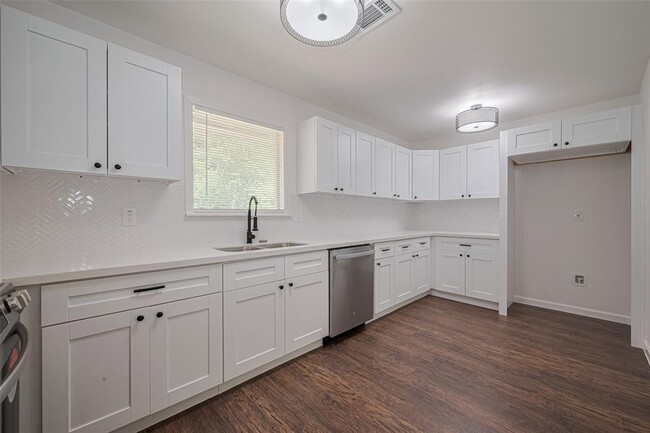 Building Photo - 2112 Walnut Ln