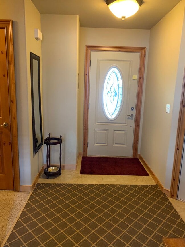 Building Photo - Fully Furnished Home is NE Bend Short Term Rental