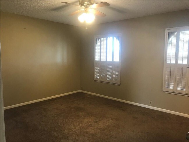 Building Photo - 60 Townhouse Ln