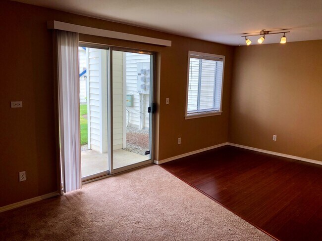 Building Photo - 1 Bedroom Near Lake Washington With Pool!