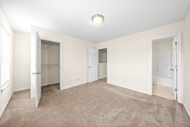 Building Photo - 2 Bedroom Condo For Rent With Community Swimming Pool!