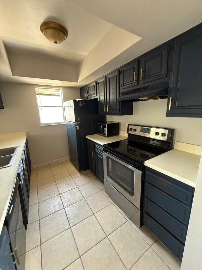 Building Photo - 136 Country Club Dr