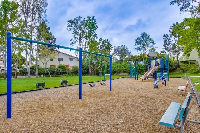 Building Photo - Large spacious 2 Bedroom in UTC