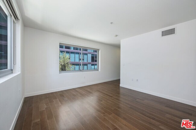Building Photo - 901 Flower St