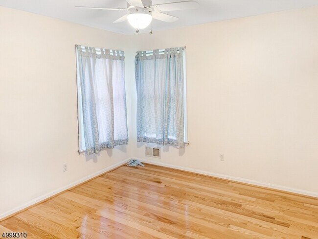 Building Photo - 9 Colonial Ct