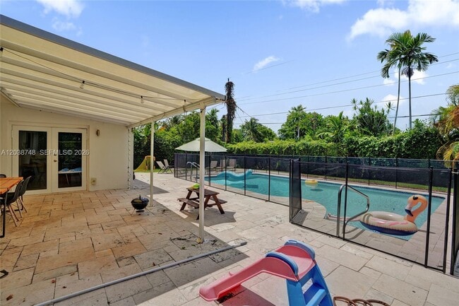 Building Photo - 2025 Alamanda Dr