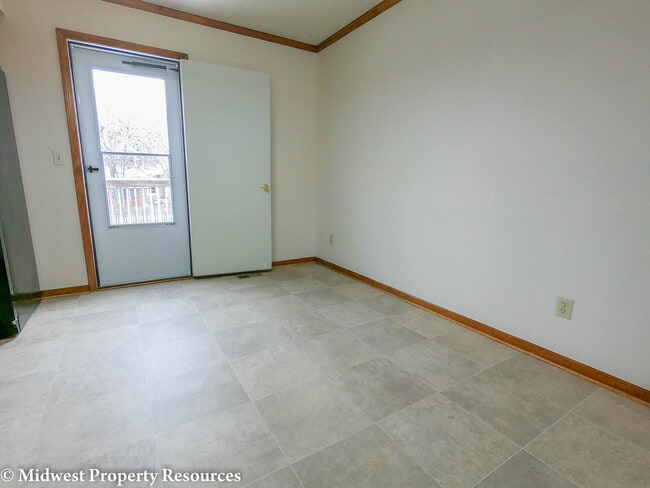 Building Photo - Clean and Fresh 3 Bedroom/2 Bath home in L...