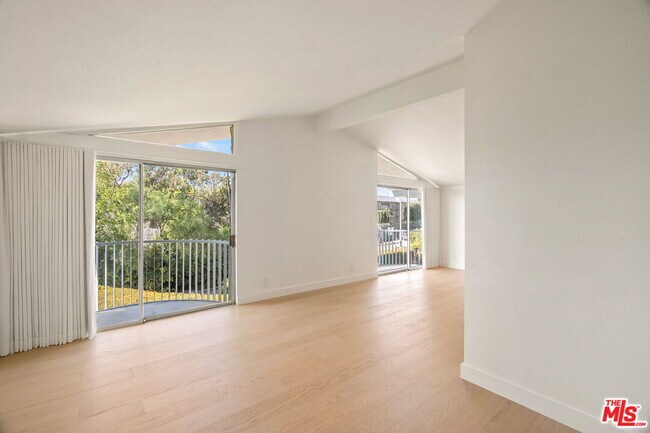 Building Photo - 650 N Tigertail Rd