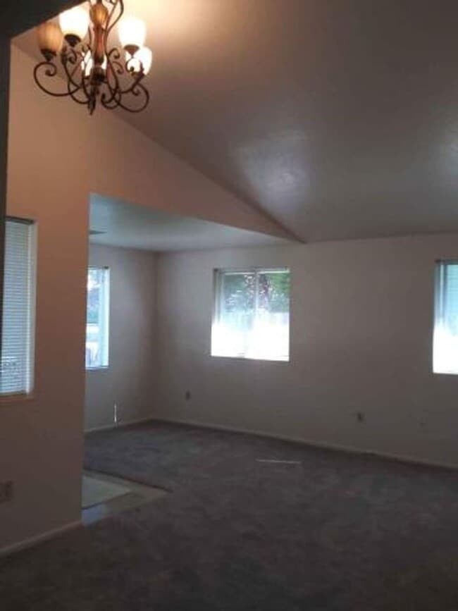 Building Photo - 3 bedroom 2 bath home close to downtown