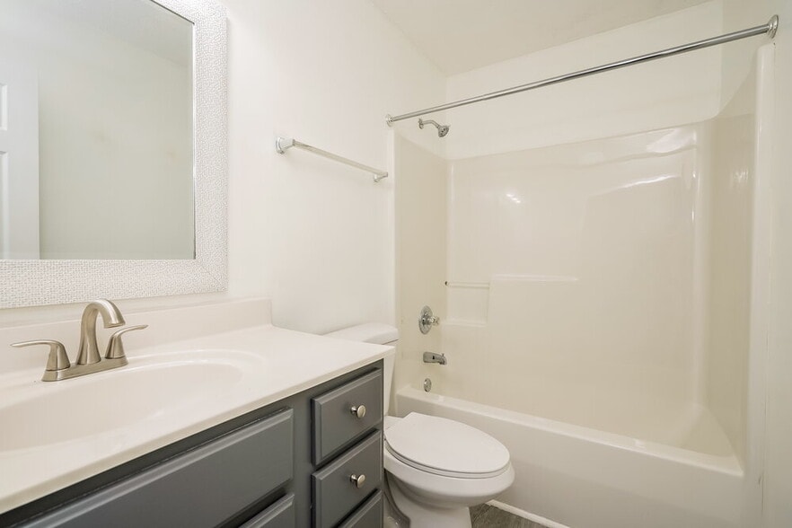 Building Photo - 748 Tulip Ln