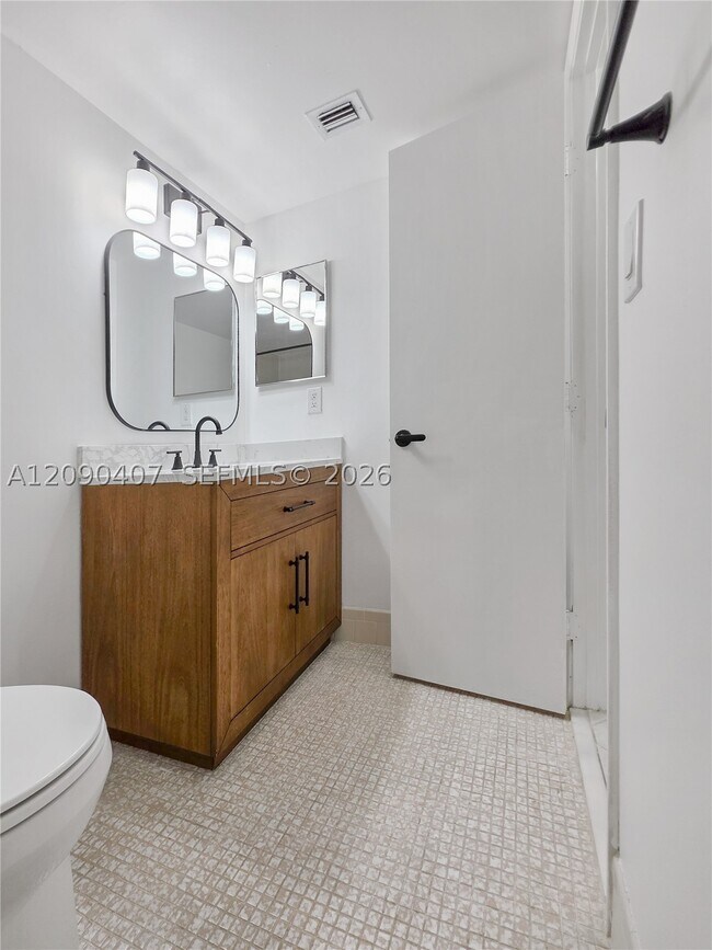 Building Photo - 2212 S Cypress Bend Dr