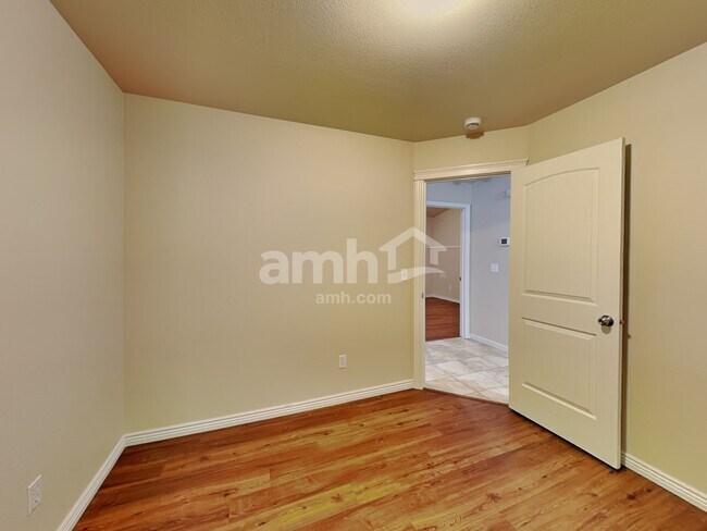 Building Photo - 1075 W Egret Dr