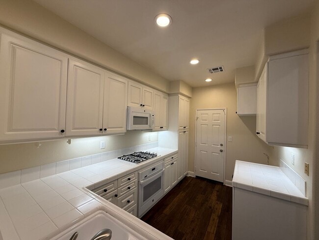 Building Photo - $675 Off First month's Rent - Cute Townhome near Camarillo High School