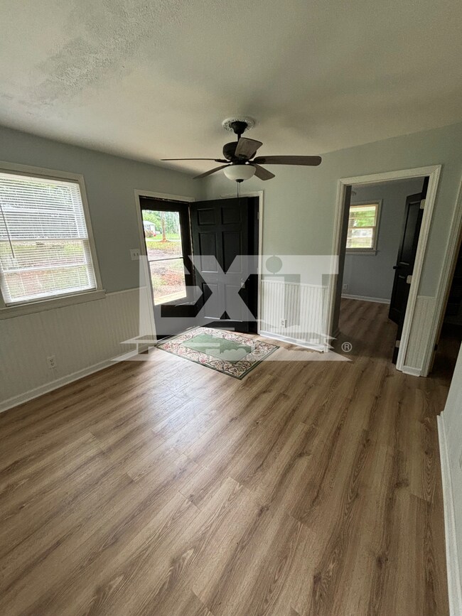 Building Photo - Charming 3 Bed 1.5 Bath Home in Bracey, VA