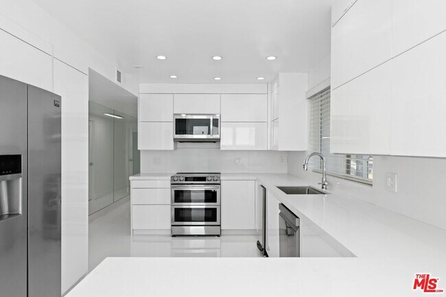 Building Photo - 2419 Ocean Front Walk