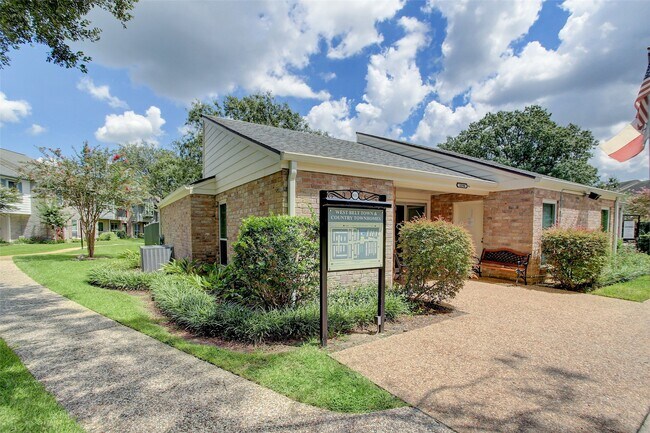 Building Photo - 10240 Longmont Dr