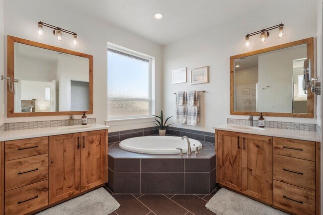 Building Photo - Beautiful 4 bed 2.5 bath home