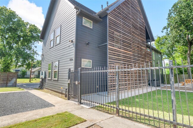 Building Photo - 3426 Tuam St