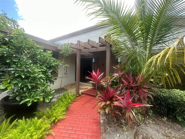Building Photo - 2743 Parkview Dr S