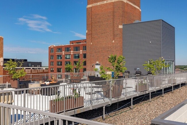 Building Photo - 700 N Washington Ave