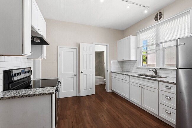 Building Photo - Renovated 5 Bed, 2 Bath House + Office EWU Off Campus Housing! AVAILABLE 7/20!