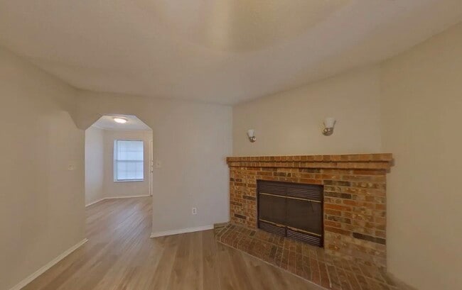 Building Photo - MOVE IN READY