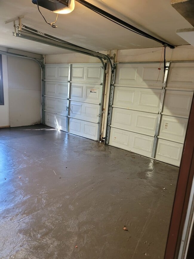 Building Photo - 6420 Cloverdale Dr