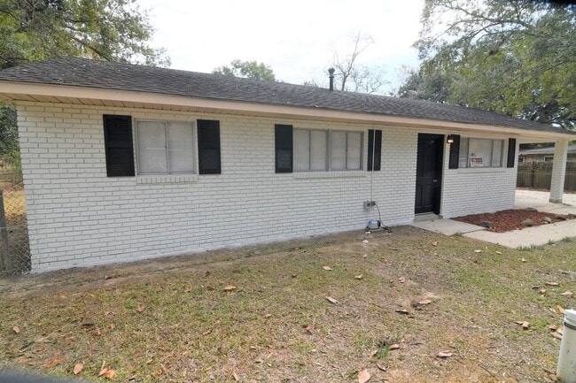 Building Photo - Newly Renovated!  3 bedroom, 1 bath home off Baker Blvd with easy access to Plank