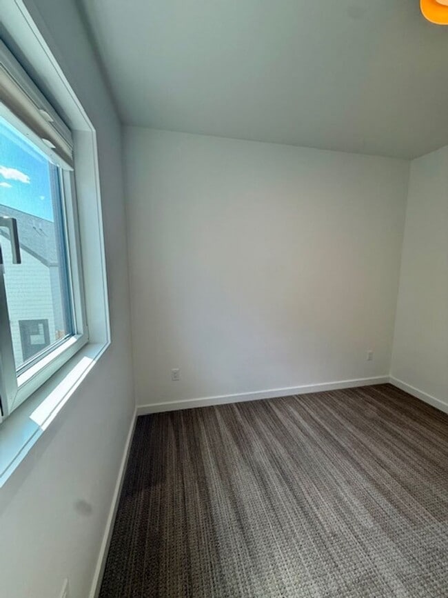 Building Photo - Single Family HOME with 3 Bedrooms 2 1/2 Bathrooms - Where Mountains meet you at upscale living!