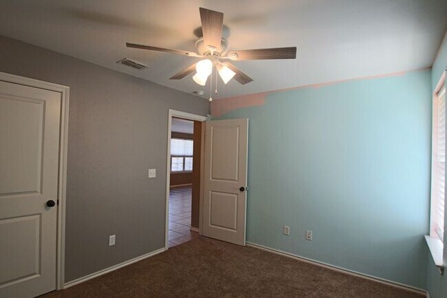 Building Photo - Tour Today! 3 Bedroom 2 Bath in Lindale ISD!