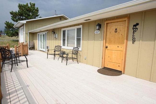 Building Photo - 1821 Raven Ave