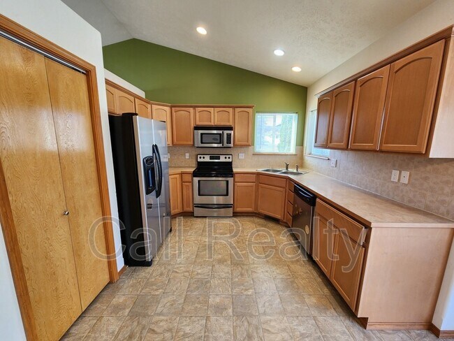 Building Photo - 916 Rees Ln