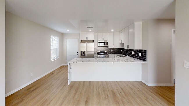 Building Photo - Beautiful 4BD/2BA (Lease out, pending sign...