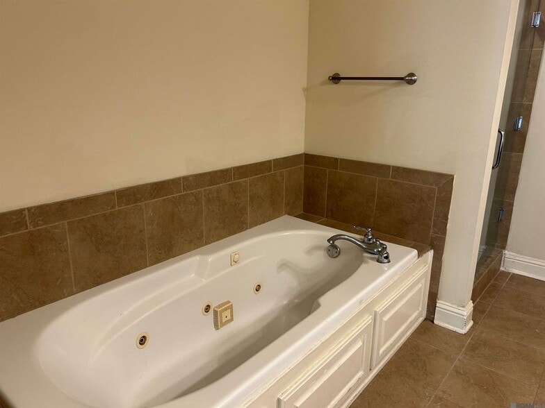 Building Photo - 2137 S Commerce Ave