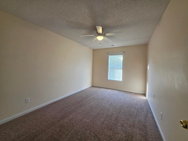 Building Photo - 450 Derek Dr