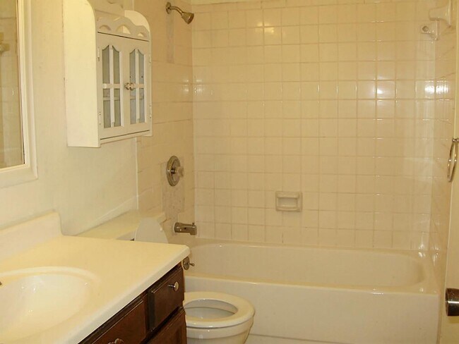 Building Photo - 17401 Red Oak Dr