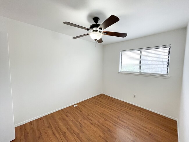 Building Photo - Stunning 2 Bedrooms, 1.5 Bathrooms Condo i...