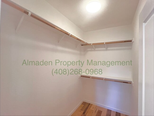 Building Photo - Newer Corner Townhome in Great Location! Central A/C & Pets Negotiable!