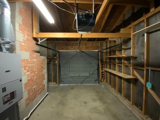 Building Photo - 3 Bedroom Single Story Home Available Near...