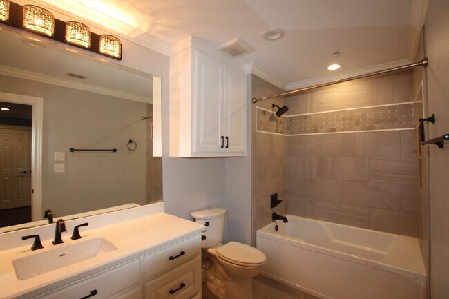 Building Photo - Available Now! Spacious 4 Bed/3 Bath Home ...